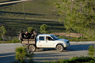 chasseurs en pick-up à Poupa, Rosmanihal