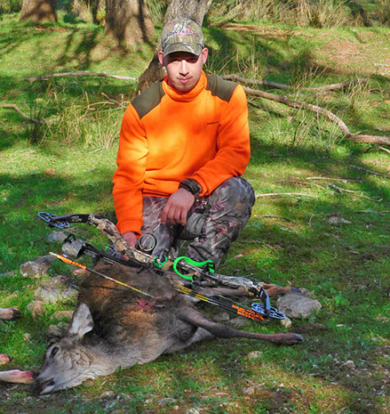 Florent Jacquiez et une bichette tirée à l'arc en monteria