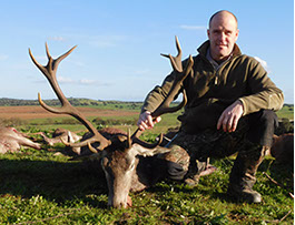 Thierry Loots et un grand cerf au Portugal