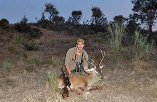 Nicolas Dehoux et un petit cerf sélectif