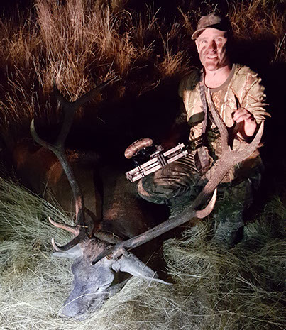Thierry Loots et un grand cerf 14 cors tiré à l'arc au Portugal