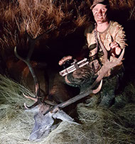 Thierry Loots et un grand cerf 14 cors tiré à l'arc au Portugal