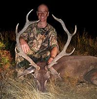 Thierry Loots et cerf 12 cors tiré à l'arc au Portugal