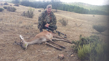 Richard Bonhomme et une biche tirée à l'arc au Portugal